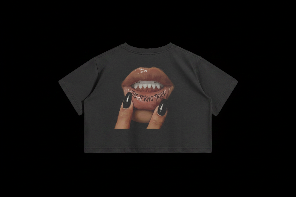 Crop Tee Back 2 on black